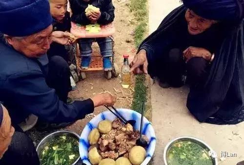 彝族特色菜肴坨坨肉图片,彝族特色酒