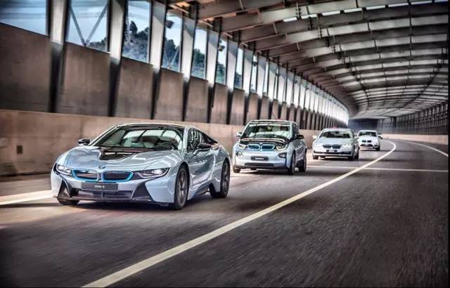 宝马新能源车的性能,被称为电动“伪超跑”的宝马i8