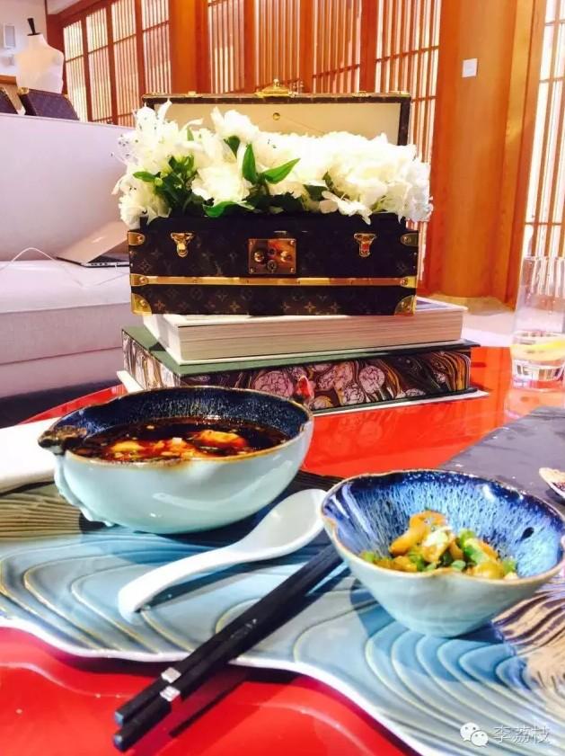 我在LV展价值20万人民币的箱子上吃了一顿老北京饺子