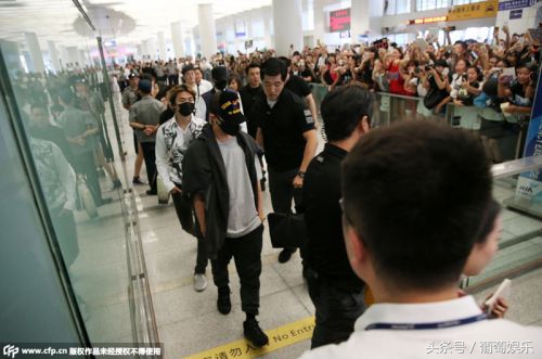 杜海涛跪拜韩国偶像权志龙的画面,baby和海涛看权志龙