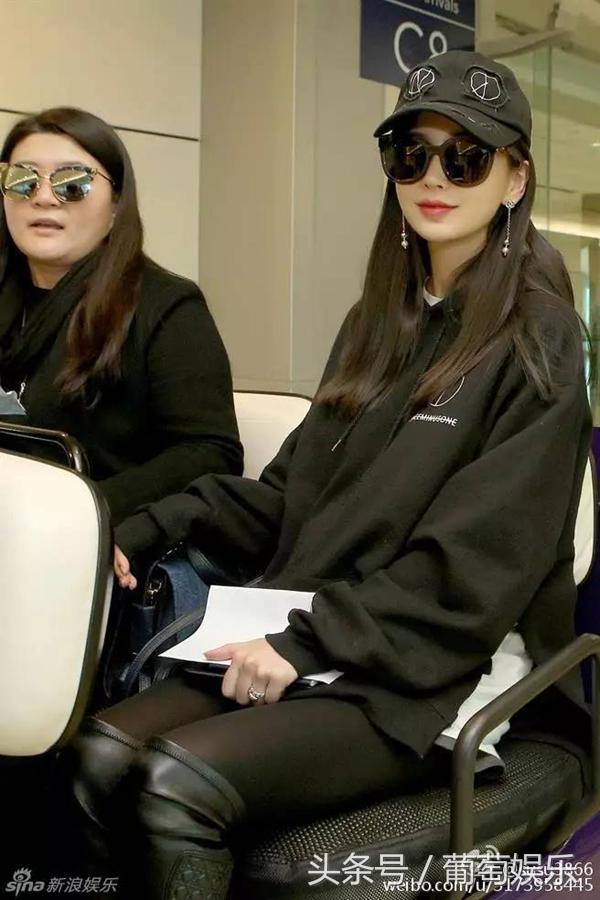 杜海涛跪拜韩国偶像权志龙的画面,baby和海涛看权志龙