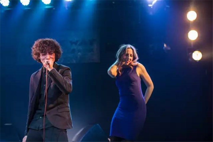 从闯入者到追逐者，“滑板鞋”原唱庞麦郎在后网红时代的孤独惊慌