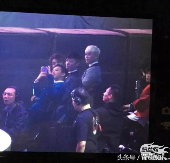 杜海涛跪拜韩国偶像权志龙的画面,baby和海涛看权志龙