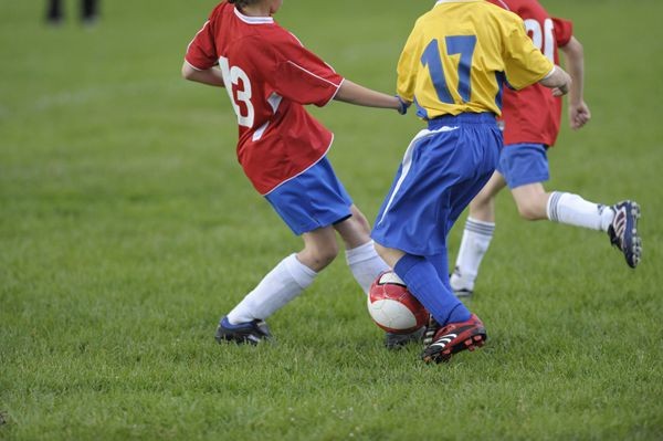 教练教孩子练足球很有耐心,足球教练怎么教小孩踢足球