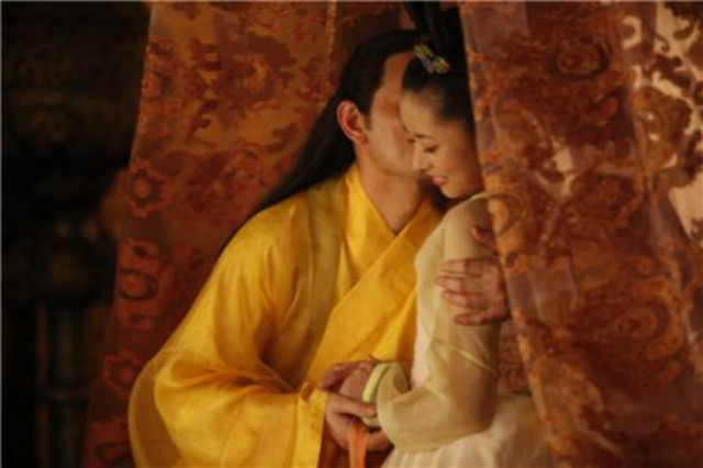 他是“疯暴”皇帝，不仅欺负亲娘岳母还在灵堂前奸污大臣的遗孀