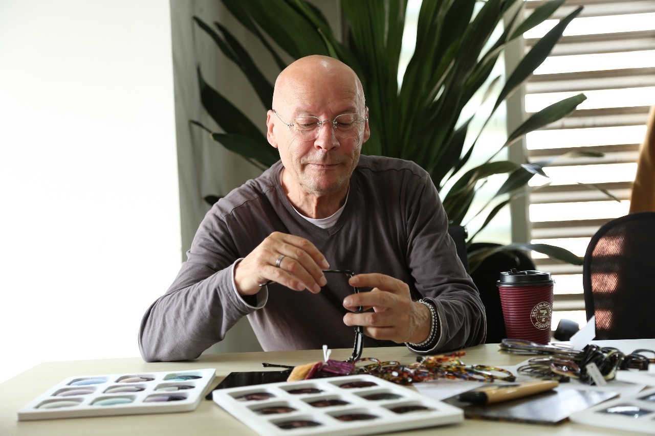 戴了20年的眼镜终于可以摘下来了,戴鼻托掉了的眼镜