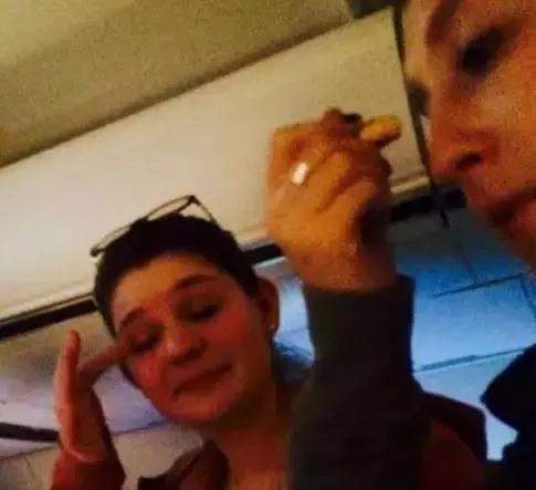 把风油精滴在眼睛里会疼吗,把风油精擦在眼眸上