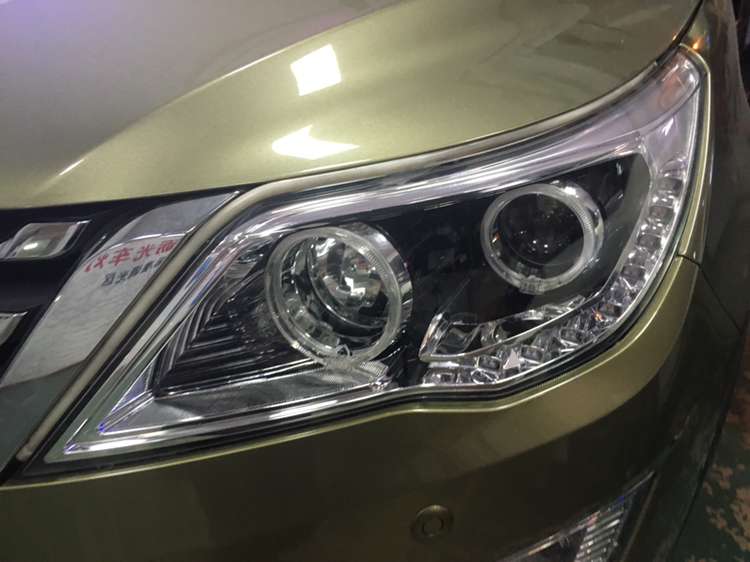 宝骏560原厂大灯广西彤明车灯,宝骏560改led双光透镜路面效果