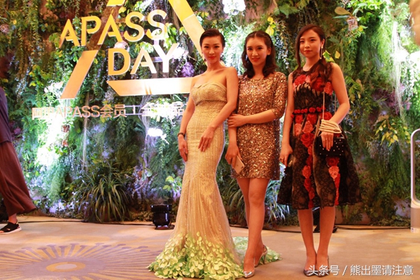 肤白貌美人人夸下一句,肤白貌美还多了一种优雅的气质