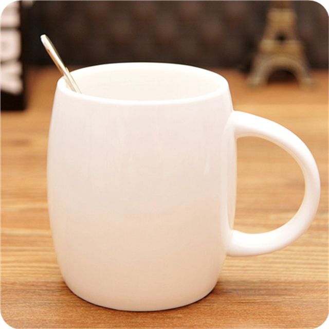 白色杯子放到指甲油的水里,1秒后神奇的事发生了!美爆了!