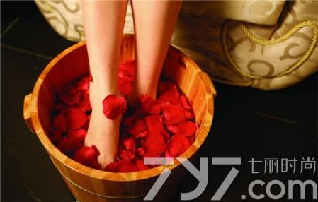 汗脚用什么中药泡脚最好,汗脚脚臭怎么办用什么药泡脚