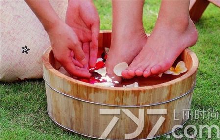 汗脚用什么中药泡脚最好,汗脚脚臭怎么办用什么药泡脚