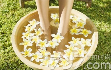 汗脚用什么中药泡脚最好,汗脚脚臭怎么办用什么药泡脚