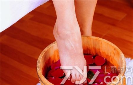 汗脚用什么中药泡脚最好,汗脚脚臭怎么办用什么药泡脚