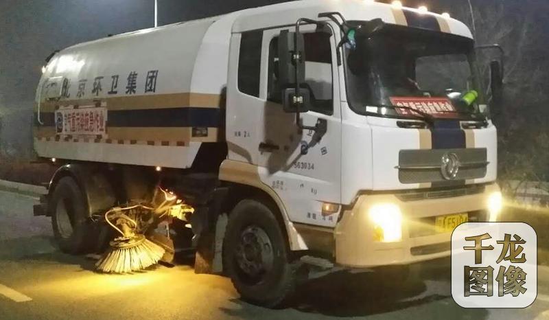 和四十多号大老爷们一起抗霾的女环卫队长