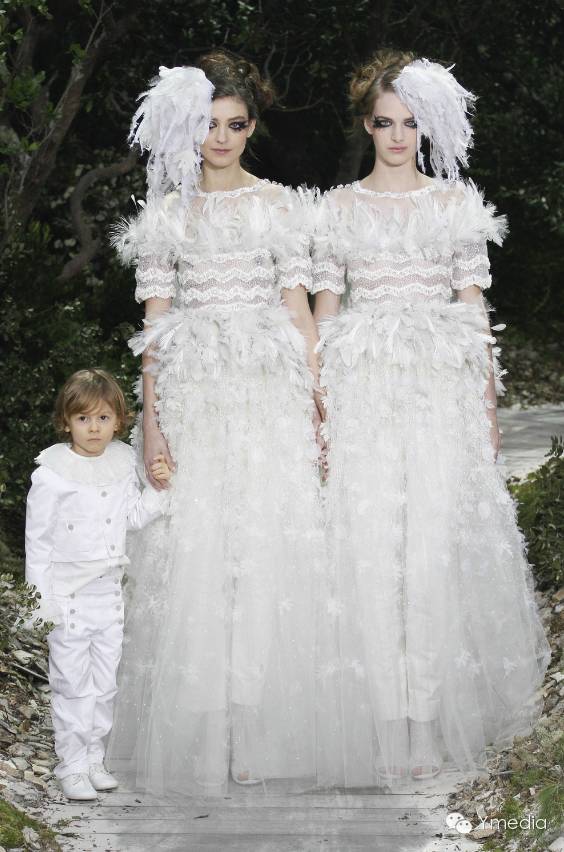 来汗巴黎香奈鹅学画一个美轮美奂的妆容吧呵呵呵呵！