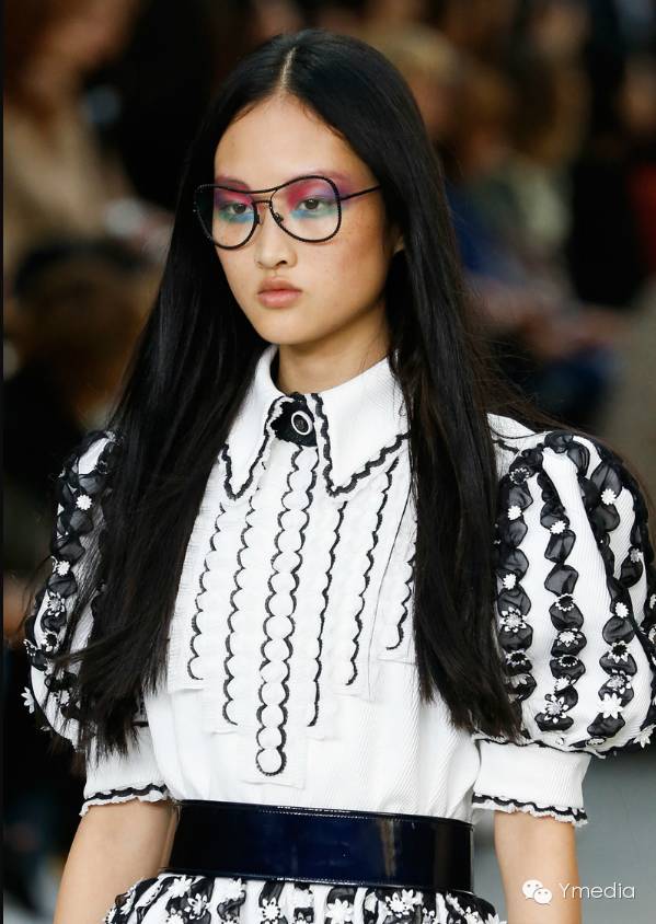 来汗巴黎香奈鹅学画一个美轮美奂的妆容吧呵呵呵呵！