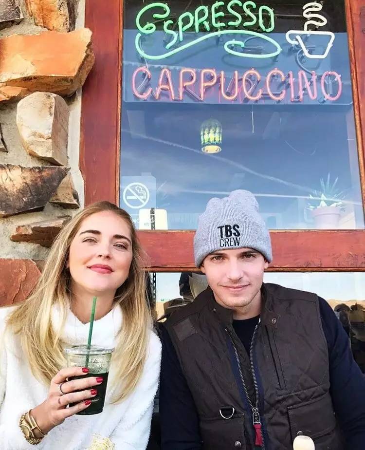 她们成为时尚博主仅仅是会穿？还因为有个会拍照的男友！