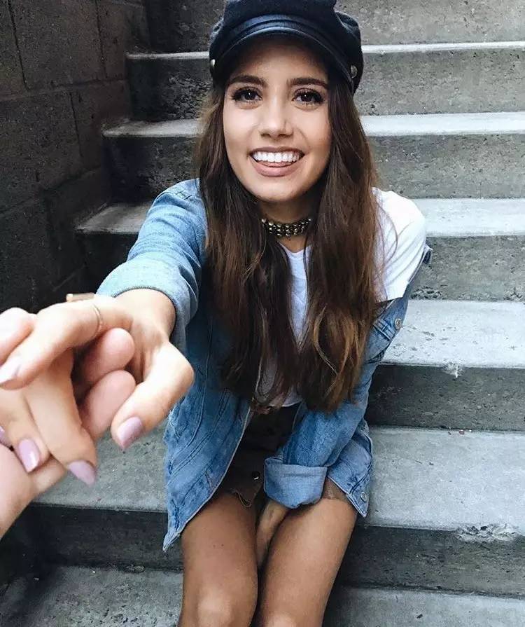 她们成为时尚博主仅仅是会穿？还因为有个会拍照的男友！