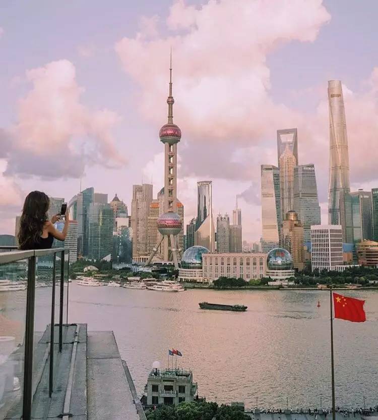 她们成为时尚博主仅仅是会穿？还因为有个会拍照的男友！