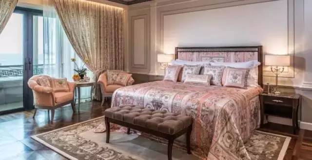 「设计师俱乐部」随意用350美元的碟子盛载食物，披上3500美元浴袍的奢华酒店，你感受过了吗？