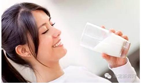 一喝牛奶肚子就不舒服怎么调理,为什么喝牛奶后肚子不舒服