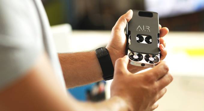 可以装13的手机壳,科技感很强的13手机壳