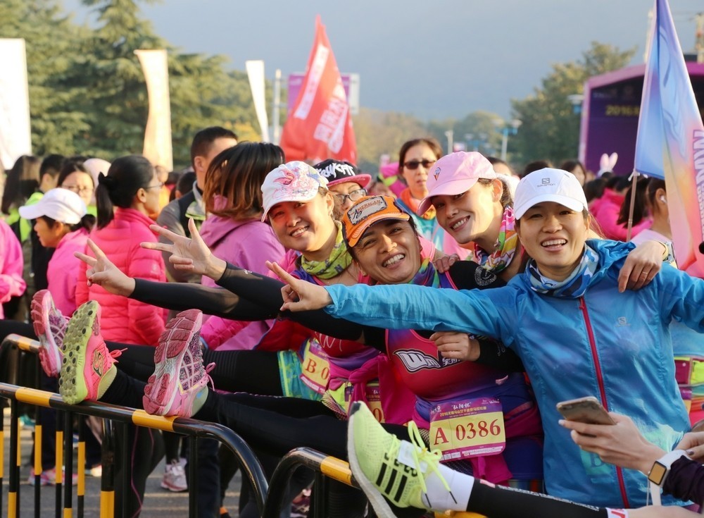 五千美女奔跑在山水画廊中是怎样一种感受?今天无锡又有一场马拉松,连奥运冠军都来啦!