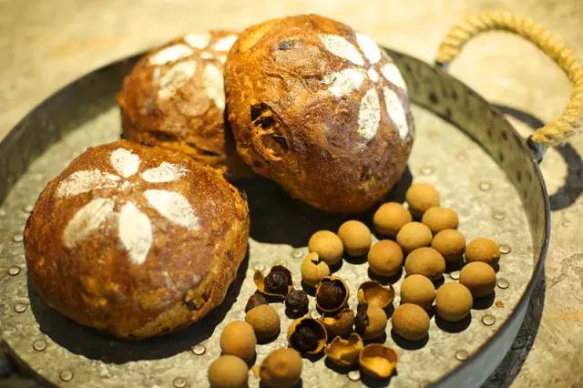 拔草！隐藏在新天地的防空洞酒吧、冠军面包舖、李宗盛阿信的咖啡厅！一天绝不够！