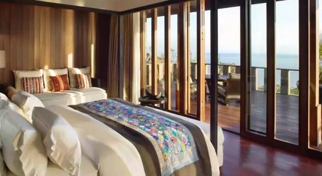 「设计师俱乐部」随意用350美元的碟子盛载食物，披上3500美元浴袍的奢华酒店，你感受过了吗？