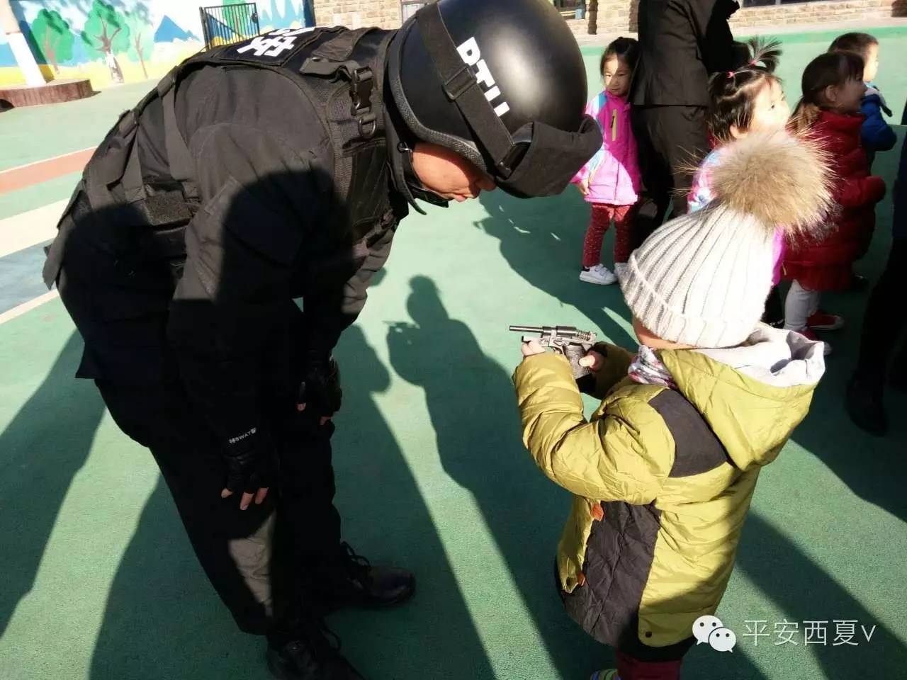 头条丨PTU的蜀黍们受邀来到海贝尚智幼儿园，对小朋友进行爱国主义教育！