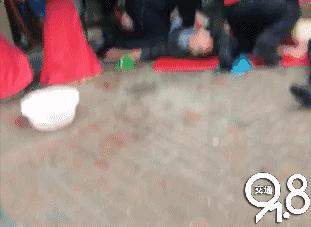 杭州：今天新店开张！送花的进店发现，两男一女躺在了地上……