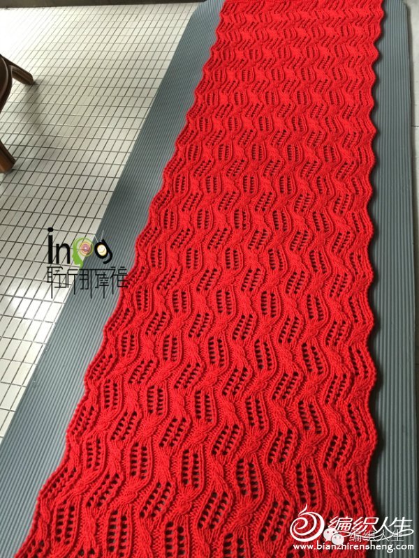 围巾冬日纯色搭配,秋冬红围巾的时尚打法