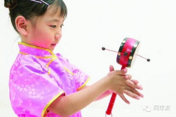 网球击球拨浪鼓原理,网球抛球手法视频教学