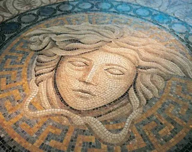 「设计师俱乐部」随意用350美元的碟子盛载食物，披上3500美元浴袍的奢华酒店，你感受过了吗？