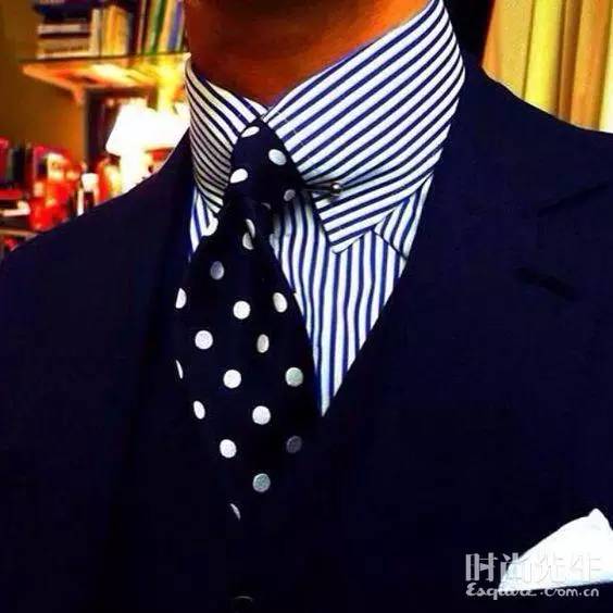 领带和西服应该怎么搭配,领带是和西服搭还是衬衫搭