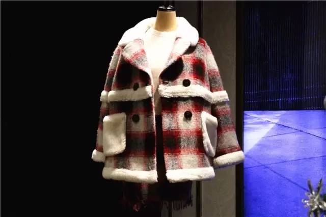 听说草木绿是2017年度代表色！我只想穿上美美的圣诞色，不小心领先时髦一整年！