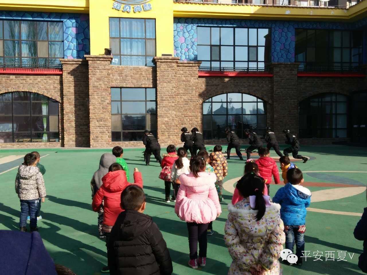 头条丨PTU的蜀黍们受邀来到海贝尚智幼儿园，对小朋友进行爱国主义教育！