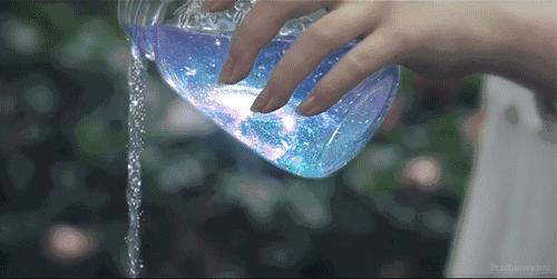 男子被女子抢金店,男子抢劫珠宝店被女店员打