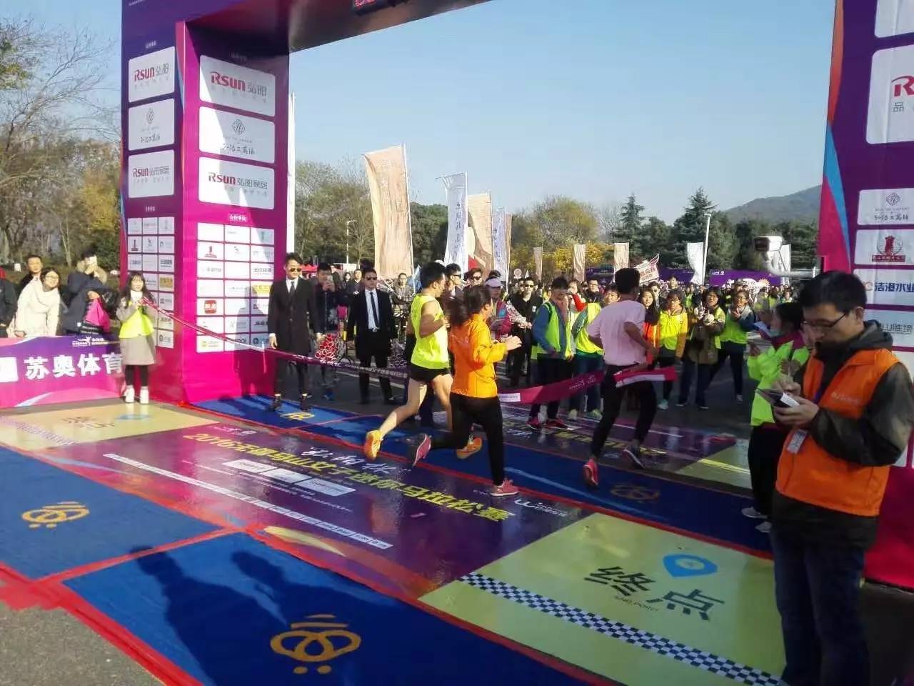 五千美女奔跑在山水画廊中是怎样一种感受?今天无锡又有一场马拉松,连奥运冠军都来啦!