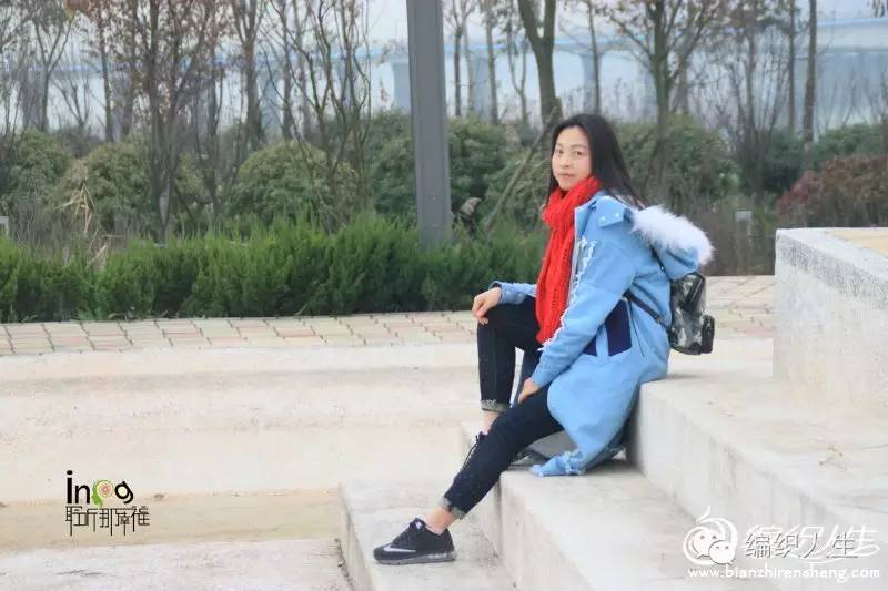 围巾冬日纯色搭配,秋冬红围巾的时尚打法