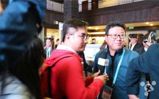 威威趣谈:互联网大佬再聚首感情深一口闷