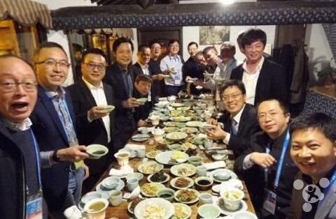 威威趣谈:互联网大佬再聚首感情深一口闷