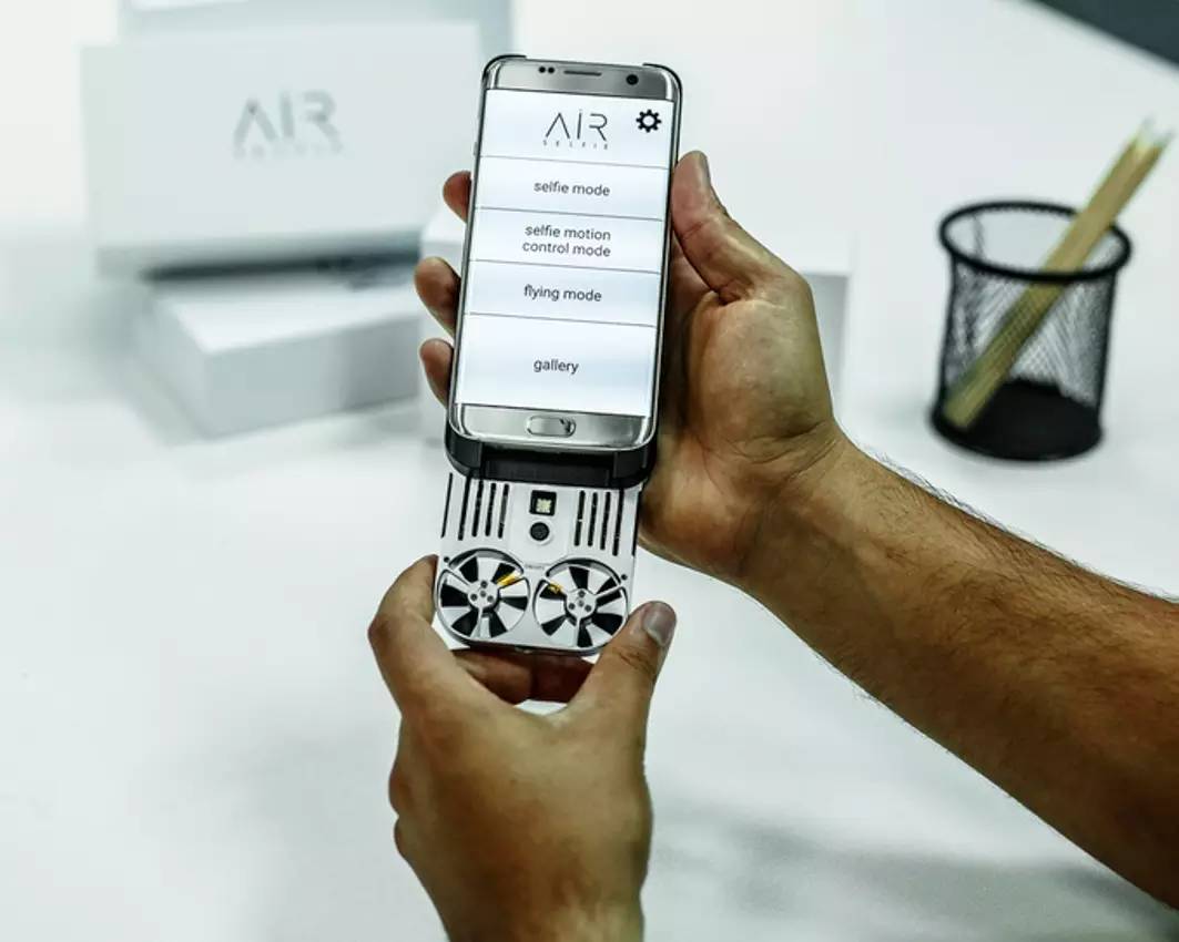 可以装13的手机壳,科技感很强的13手机壳