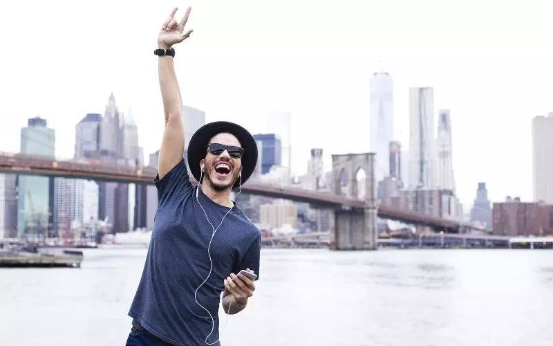 可以装13的手机壳,科技感很强的13手机壳