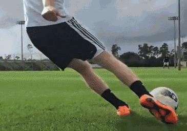 还在为接不到球而发愁吗,新手必学轻松踢50米长传球