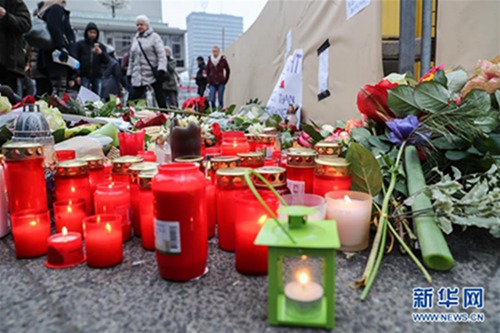 丧心病狂!恐怖分子吻别7岁女儿送其当“人肉*弹炸**”