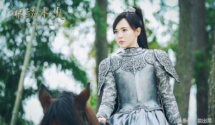 扒一扒《锦绣未央》唐嫣同款雅诗兰黛口红试色