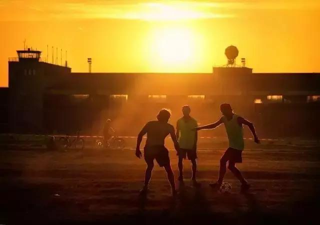 谢谢你一直陪我踢球,曾经陪你踢足球的兄弟