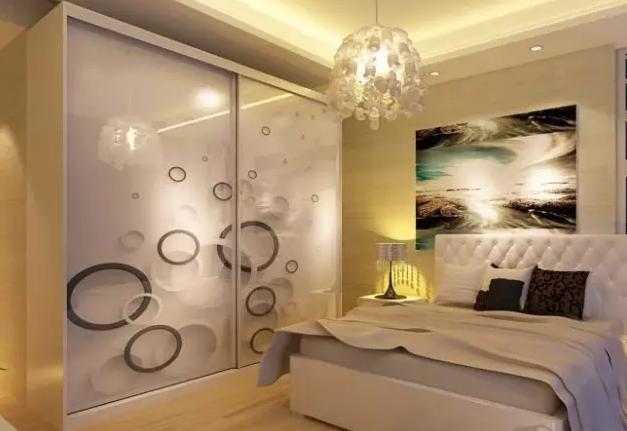 家里衣柜门用什么玻璃好,玻璃门衣柜怎么选柜体颜色